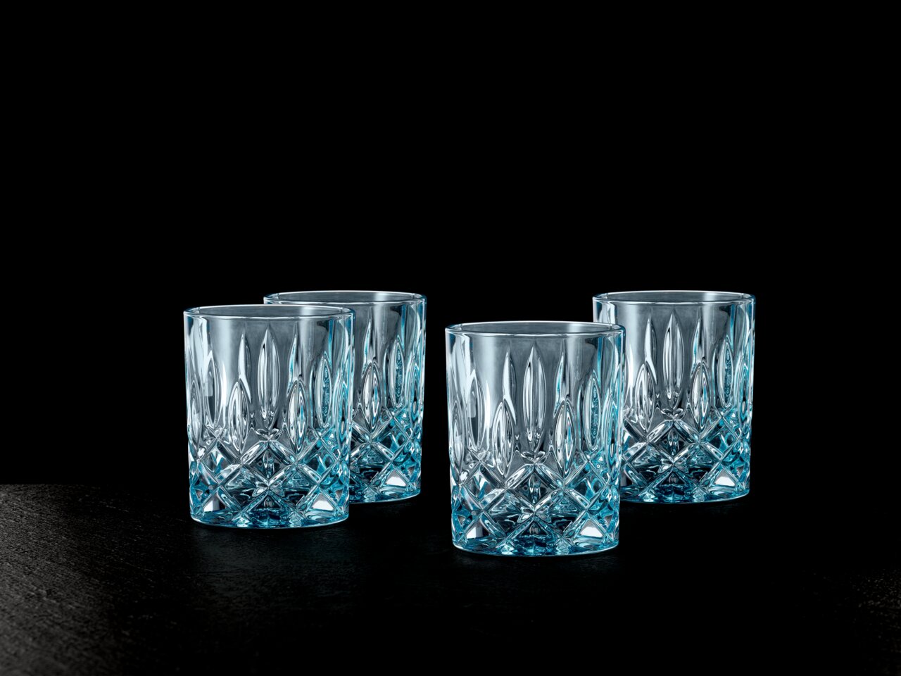 Nachtmann Whiskyglazen, 4-delige set NOBLESSE Vier elegante whiskyglazen van kristal met een gefacetteerd ontwerp, gezien vanaf de zijkant.