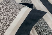 Nahaufnahme von Esprit Bettwäsche E-LEO STRIPE mit Leopardenmuster und Streifen in Beige und Schwarz.