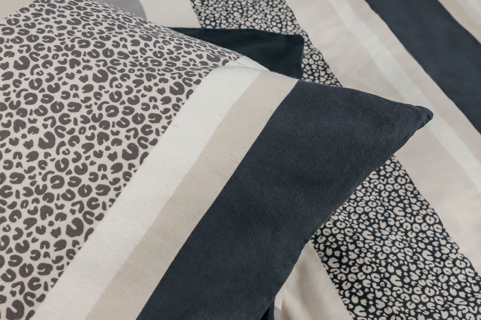 Nahaufnahme von Esprit Bettwäsche E-LEO STRIPE mit Leopardenmuster und Streifen in Beige und Schwarz.