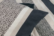 Nahaufnahme von Esprit Bettwäsche E-LEO STRIPE mit Leopardenmuster und Streifen in Beige und Schwarz.