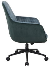 Seitenansicht eines grünen Drehstuhls mit gepolsterter Rückenlehne und schwarzem Fußgestell auf Rollen.