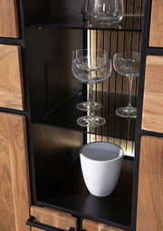 Nahaufnahme eines Highboards mit Glastüren, das Gläser und eine weiße Vase zeigt, aus einer frontalen Perspektive.