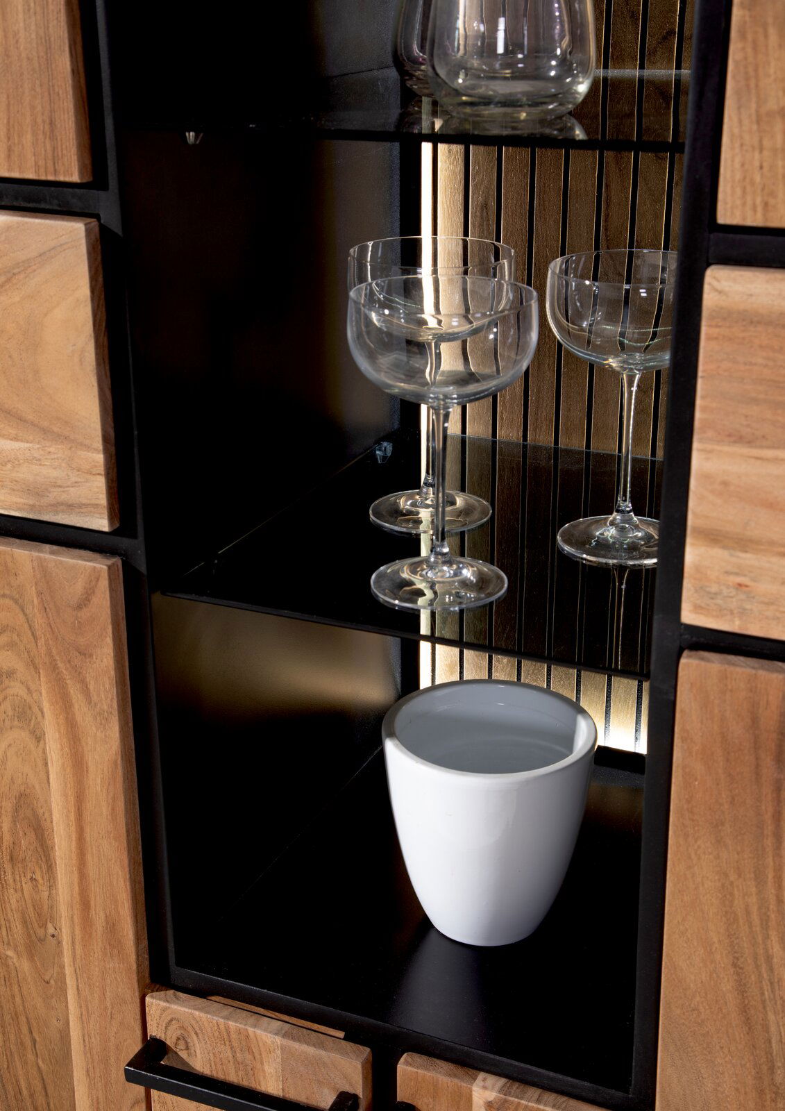 Nahaufnahme eines Highboards mit Glastüren, das Gläser und eine weiße Vase zeigt, aus einer frontalen Perspektive.