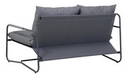 Rückansicht einer modernen Loungegarnitur mit grauen Kissen und Metallrahmen.