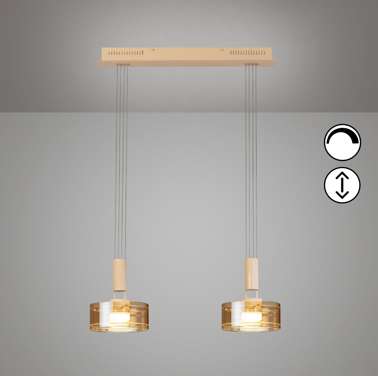 Zweiflammige Pendelleuchte mit rechteckigem Deckenbaldachin in Beige, zwei zylindrischen amberfarbenen Glasschirmen und warmweißem Licht, frontale Ansicht von unten an der Decke montiert
