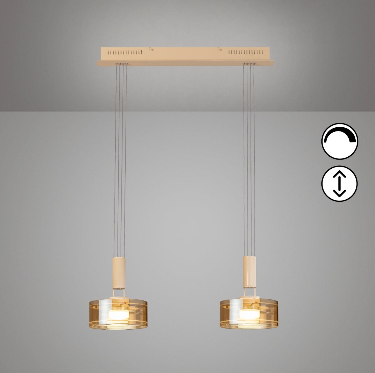 Hanglamp met twee lampen, voorzien van een rechthoekige plafondkap in beige, twee cilindervormige amberkleurige glazen kappen en warmwit licht vooraanzicht van onderaf, gemonteerd aan het plafond