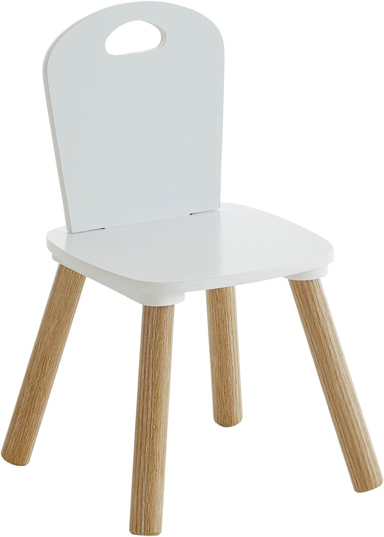 Weißer Kinderstuhl mit Holzbeinen und Rückenlehne mit Grifföffnung, freigestellt auf weißem Hintergrund, in schräger Vorderansicht (3/4-Perspektive)