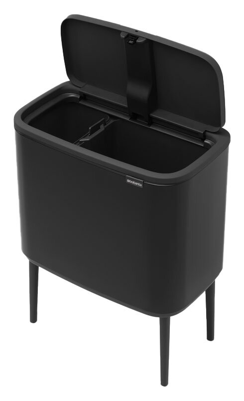 Brabantia Abfalleimer BO Schwarzer Abfalleimer mit geöffnetem Deckel, auf vier Beinen stehend, aus einer leicht erhöhten Perspektive fotografiert.