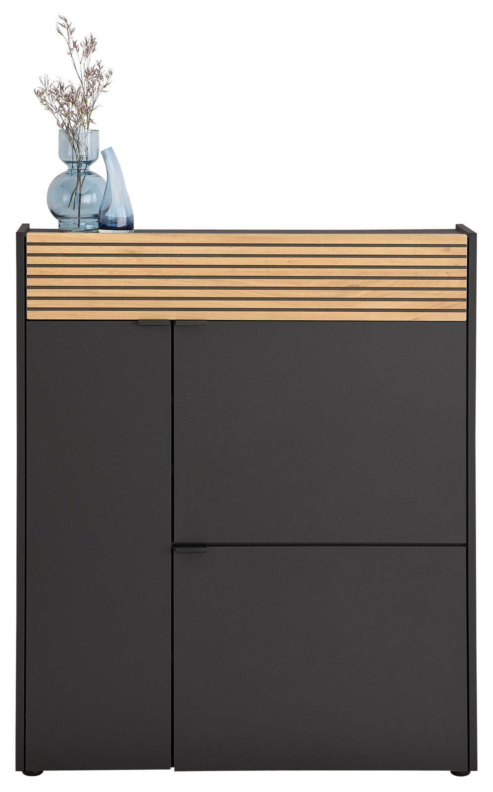 Frontale Ansicht eines modernen Schuhschranks mit dunkler Oberfläche und Holzlamellen, dekoriert mit zwei Glasvasen.