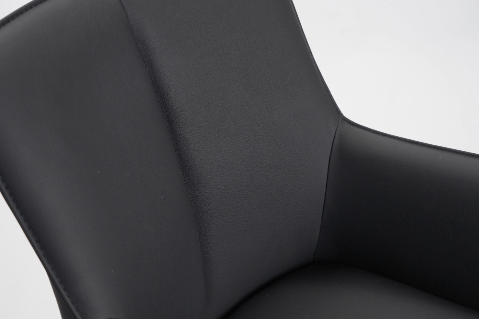 Novel Barhocker YUKI Nahaufnahme eines schwarzen Barhockers mit gepolsterter Rückenlehne, seitliche Perspektive