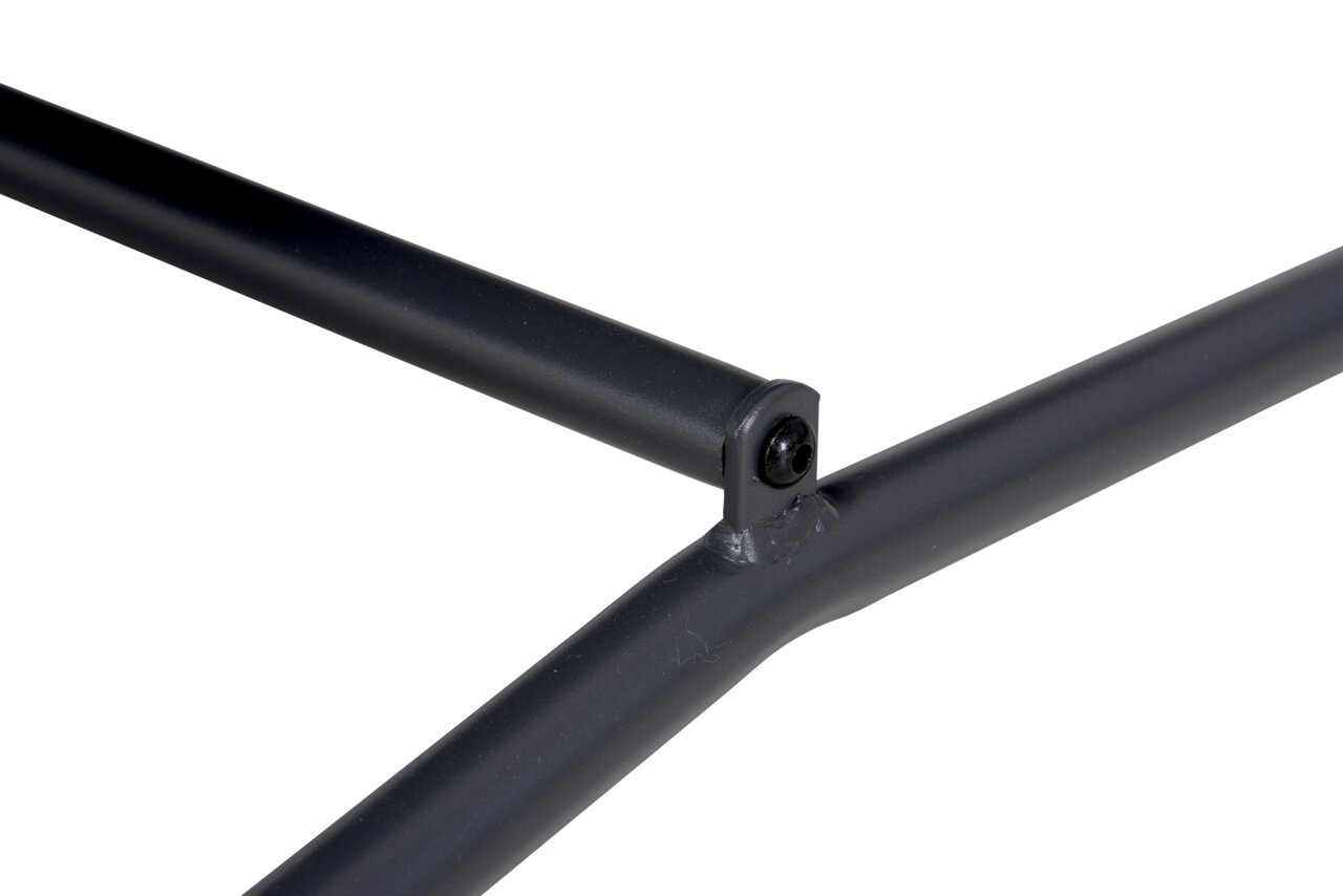 Nahaufnahme eines Metallrahmens einer Loungegarnitur aus seitlicher Perspektive.