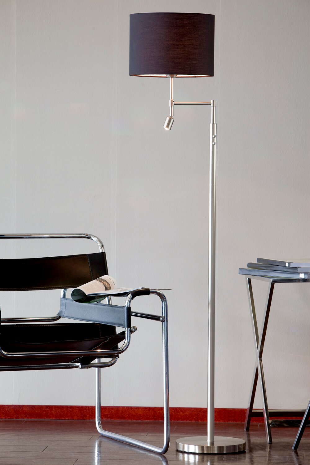 Moderne staande lamp met zwarte lampenkap en verstelbare leeslamp, zijaanzicht