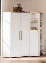 Weißes Eck-Regal mit zwei Türen und offenen Regalfächern, frontal fotografiert. Dekoriert mit Spielzeug und Körben.