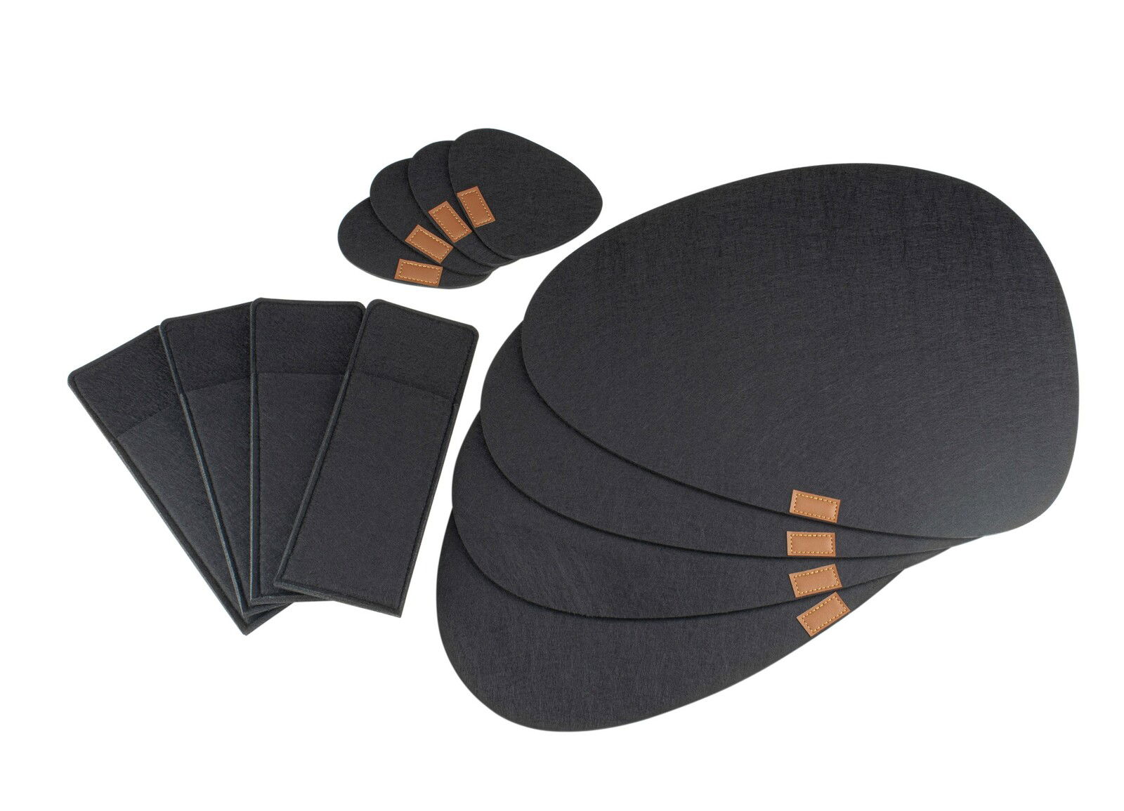 Schwarzes 12-teiliges Tischset aus Filz, bestehend aus ovalen und rechteckigen Untersetzern, aus der Vogelperspektive fotografiert.