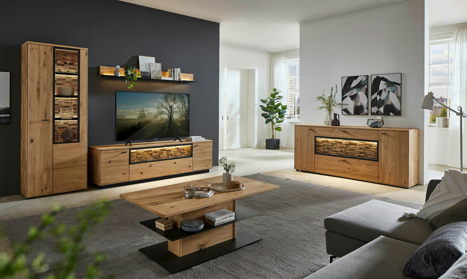 Moderne Wohnzimmer-Wandkombination aus Holz mit TV-Schrank, Vitrine und Sideboard, frontal betrachtet.