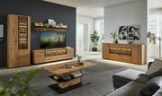 Moderne Wohnzimmer-Wandkombination aus Holz mit TV-Schrank, Vitrine und Sideboard, frontal betrachtet.