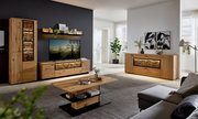 Moderne Wohnzimmer-Wandkombination aus Holz mit TV-Schrank, Vitrine und Sideboard, frontal betrachtet.