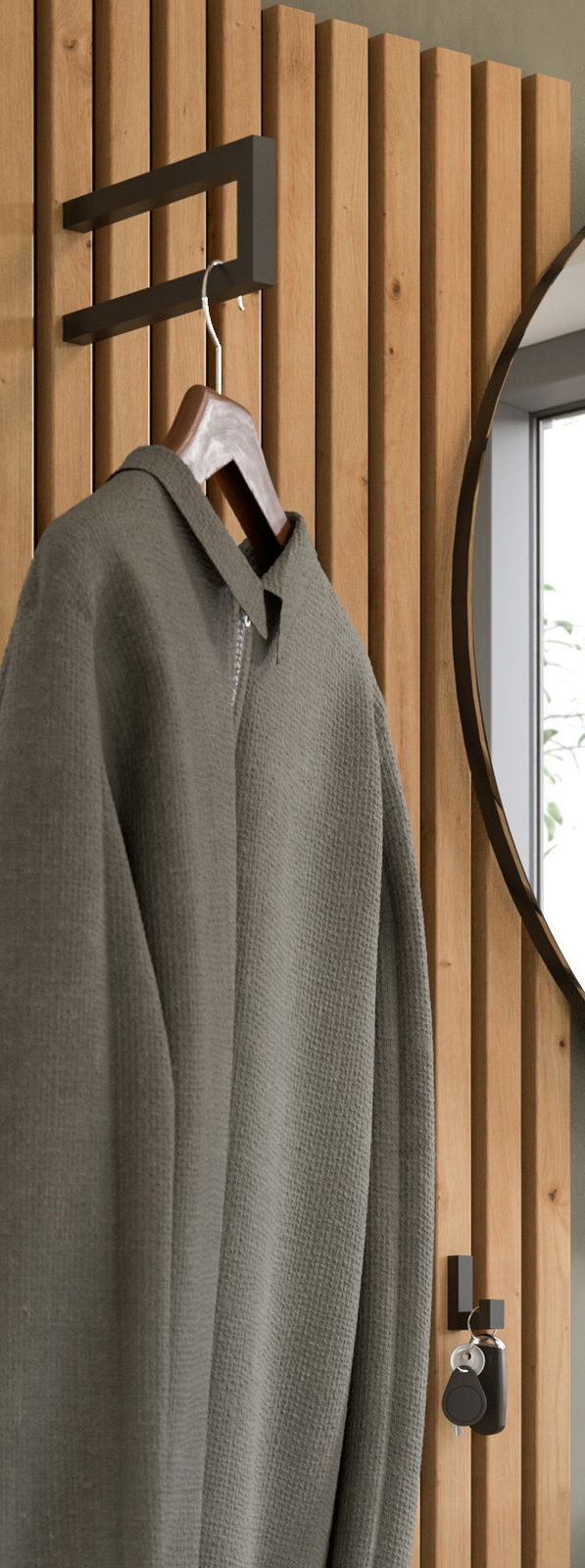 Garderobenpaneel aus Holz mit Haken, an dem ein Mantel hängt. Seitliche Perspektive mit einem Spiegel im Hintergrund.