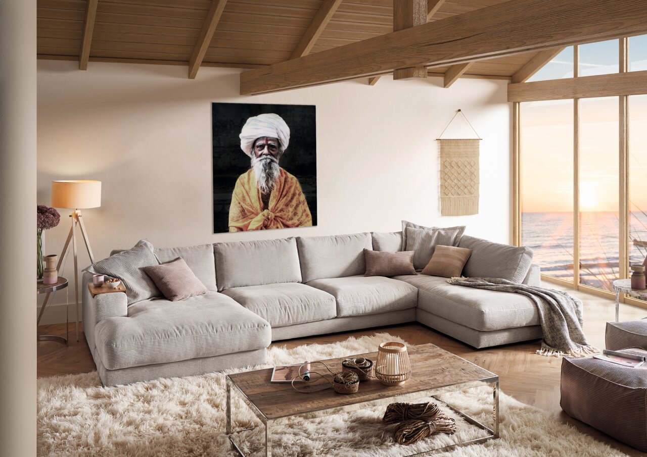 Pure Home Lifestyle Wohnlandschaft PURE 979 2.0 Gemütliche Polsterrundecke in einem modernen Wohnzimmer mit Blick auf das Meer durch große Fenster.