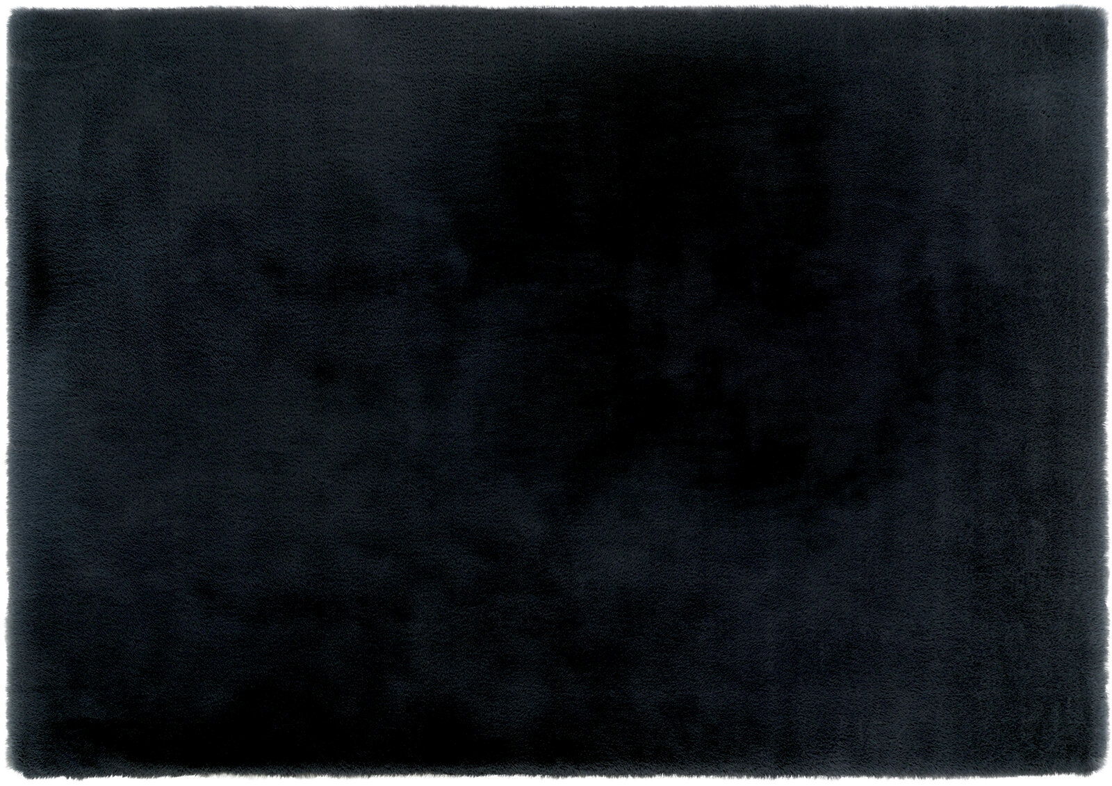 Schwarzer Fellteppich in Draufsicht