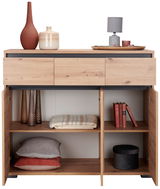 Sideboard aus Holz mit drei Schubladen und offenen Türen, gefüllt mit Dekorationsgegenständen und Textilien, aus der Frontperspektive.