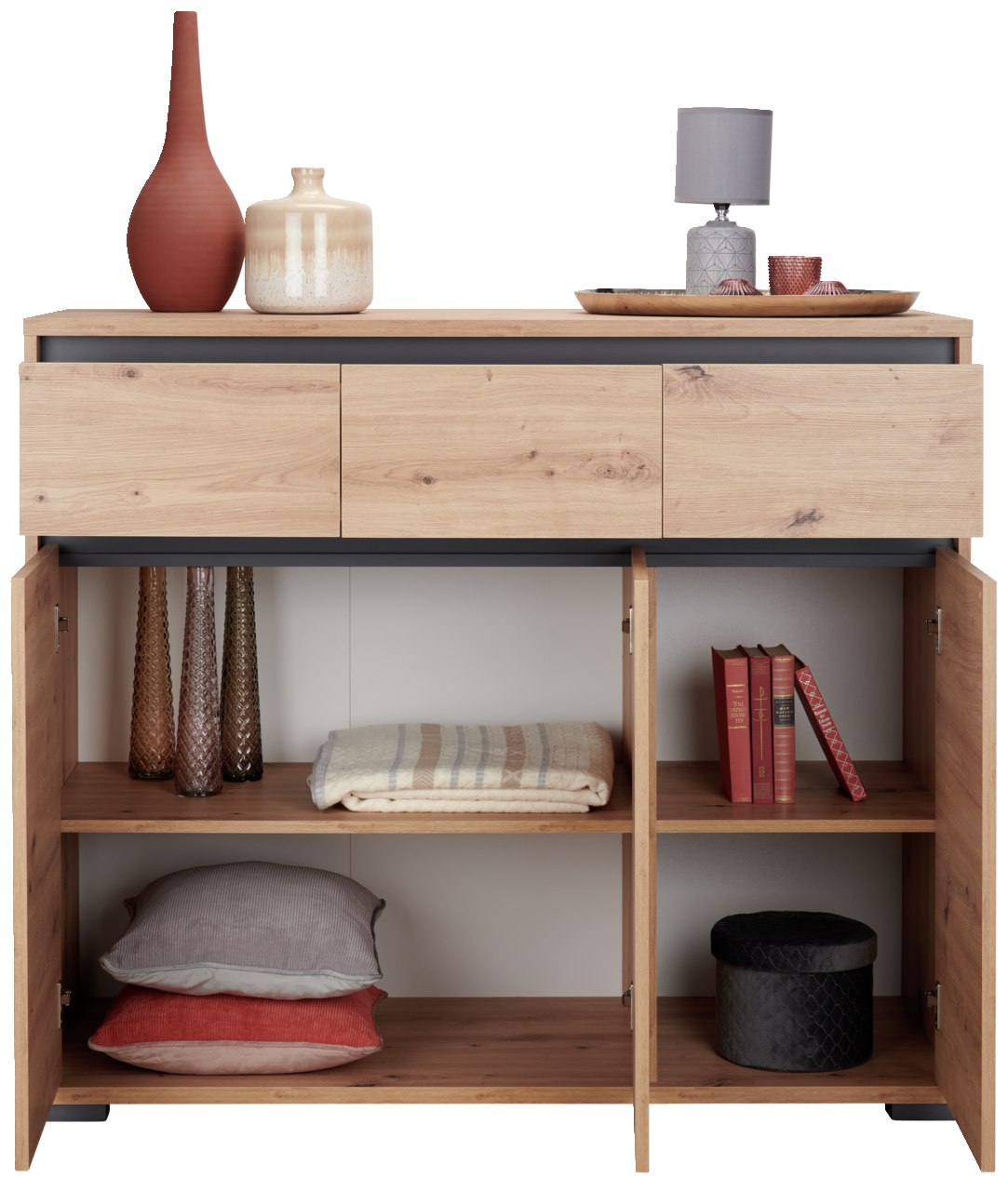 Sideboard aus Holz mit drei Schubladen und offenen Türen, gefüllt mit Dekorationsgegenständen und Textilien, aus der Frontperspektive.