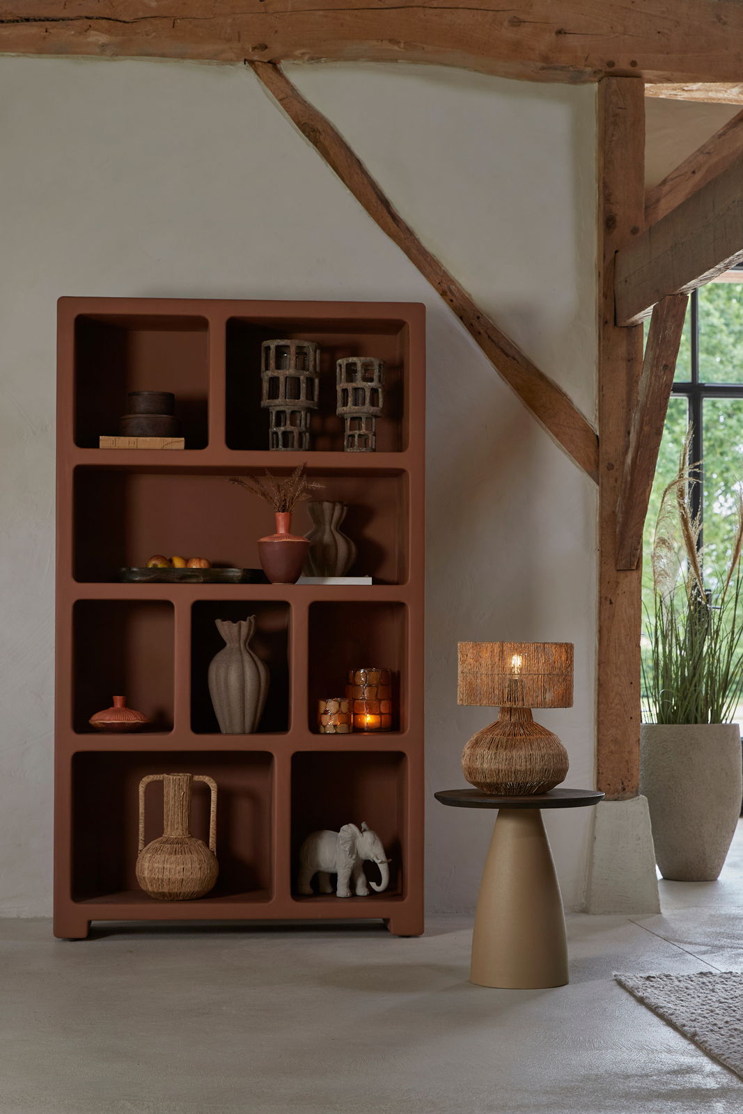 Light&Living Vase BLENZA 37cm Vase in einem modernen Regal, seitliche Perspektive, umgeben von dekorativen Objekten in einem rustikalen Raum.