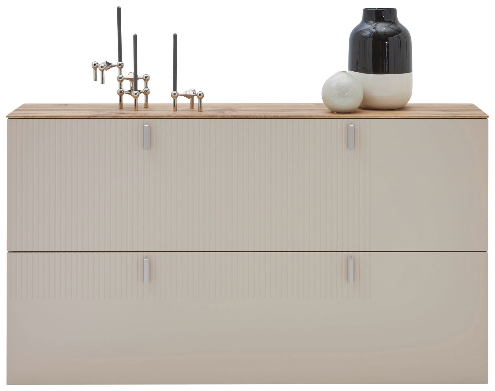 Moderner Hängeschuhschrank in Beige mit Holzoberfläche, dekoriert mit Kerzenhaltern und Vasen, Frontalansicht.