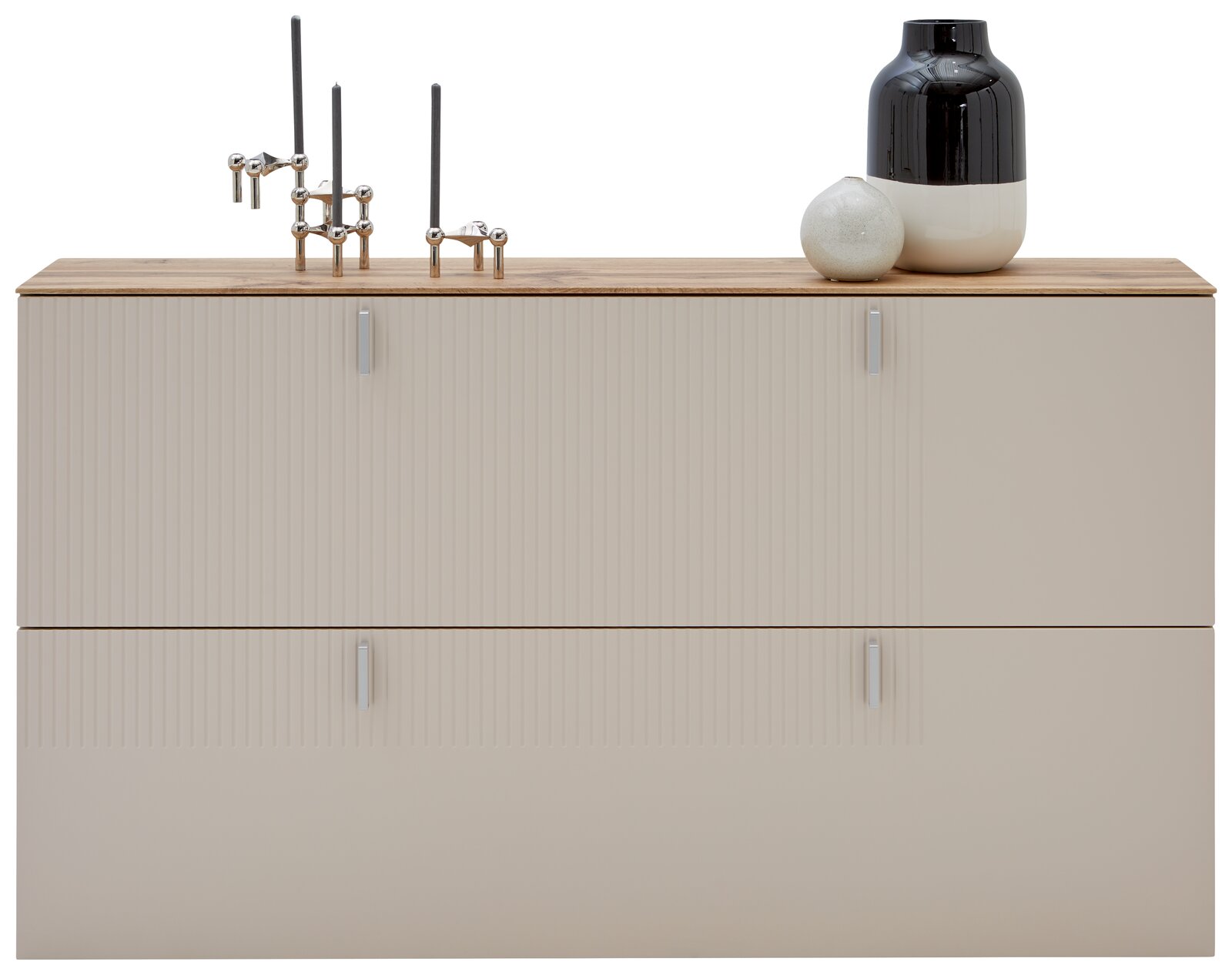 Moderner Hängeschuhschrank in Beige mit Holzoberfläche, dekoriert mit Kerzenhaltern und Vasen, Frontalansicht.