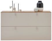 Moderner Hängeschuhschrank in Beige mit Holzoberfläche, dekoriert mit Kerzenhaltern und Vasen, Frontalansicht.