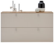 Moderne hangende schoenenkast in beige met houten afwerking, versierd met kandelaars en vazen, vooraanzicht.