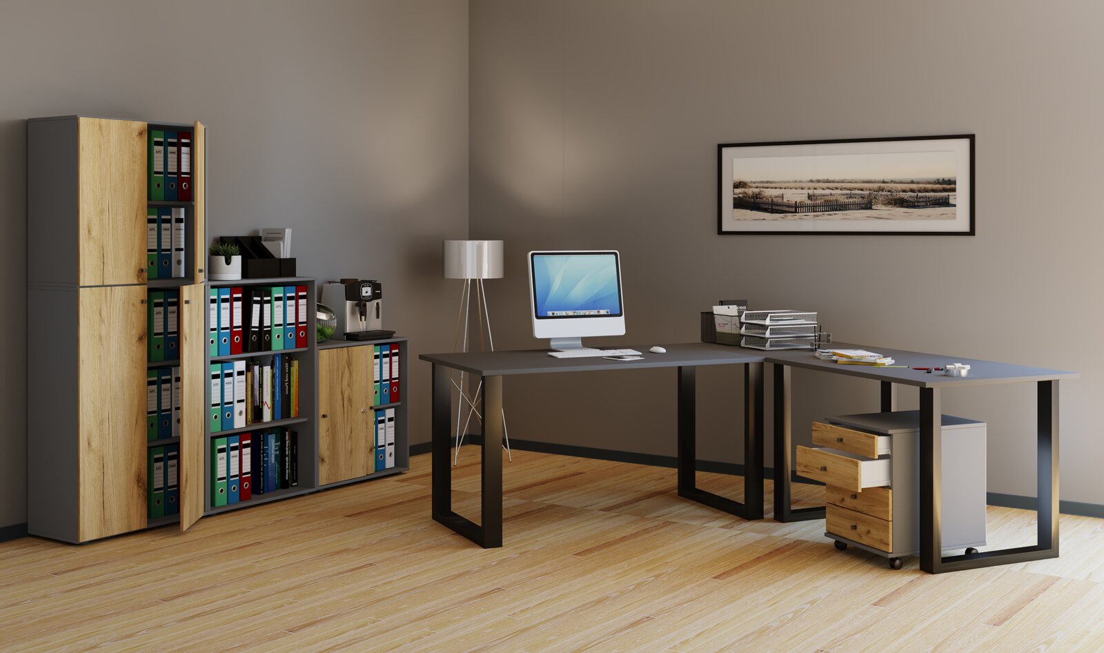 Modernes Büro mit L-förmigem Schreibtisch in Grau/Schwarz, Rollcontainer in Holzoptik, Aktenregalen und Computer Perspektive: frontale, leicht seitliche Ansicht auf die Arbeitsfläche.