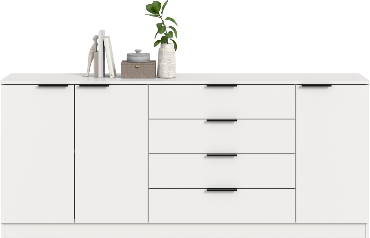 Weißes Sideboard mit vier Schubladen und zwei Türen, schwarzen Griffleisten und Dekoration (Bücher, Figur, Box, Vase mit Pflanze) auf weißem Hintergrund, Frontansicht.