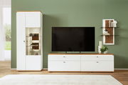 Moderne Wandkombination in Weiß mit Holzdetails, bestehend aus einem hohen Schrank mit Glastüren, einem breiten TV-Schrank und einem Wandregal mit Dekorationen, frontal betrachtet.