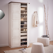 XL-Schuhschrank in heller Holzoptik mit geöffneter Tür, gefüllt mit Schuhen und Boxen, in einem stilvoll eingerichteten Raum. Perspektive von vorne.