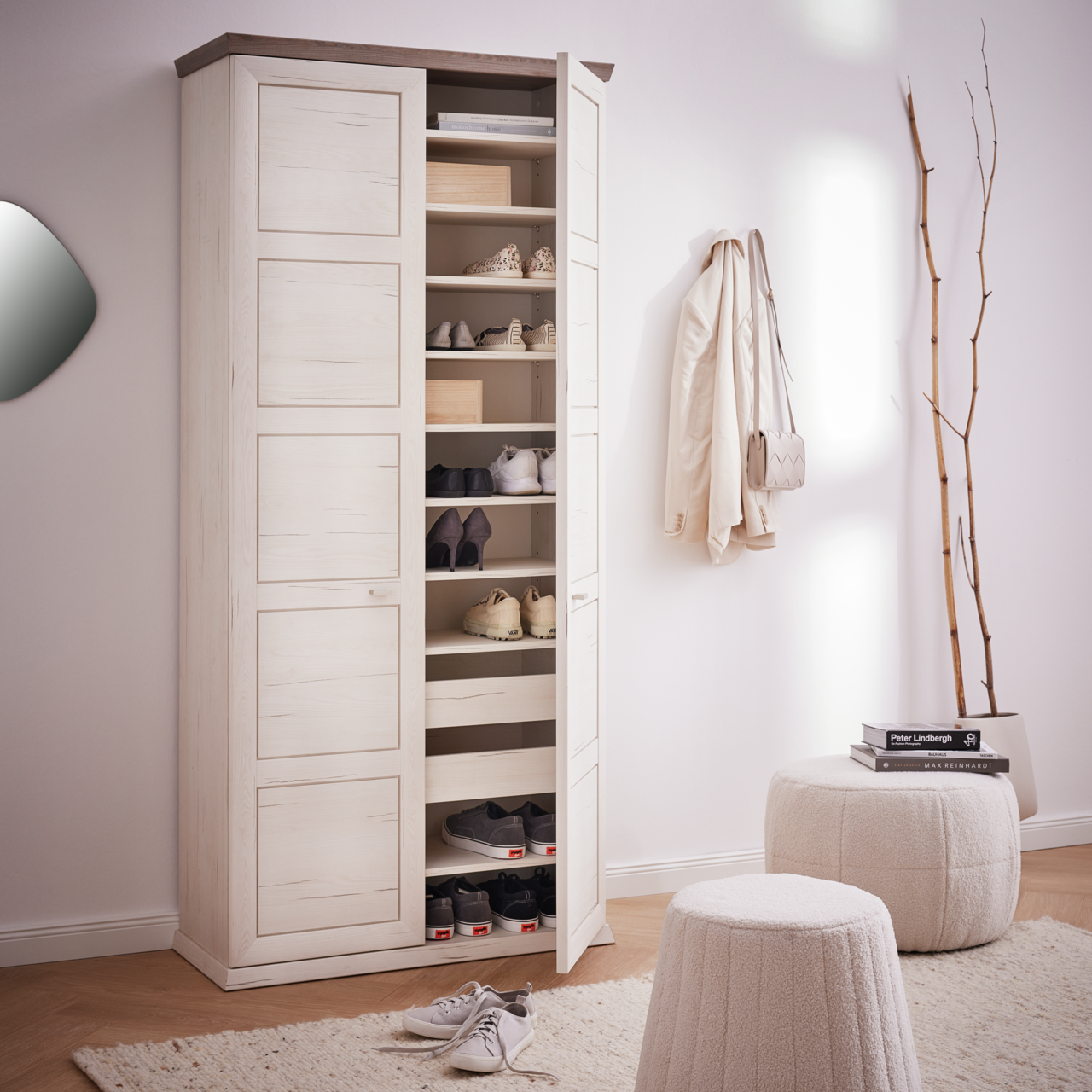 XL-Schuhschrank in heller Holzoptik mit geöffneter Tür, gefüllt mit Schuhen und Boxen, in einem stilvoll eingerichteten Raum. Perspektive von vorne.