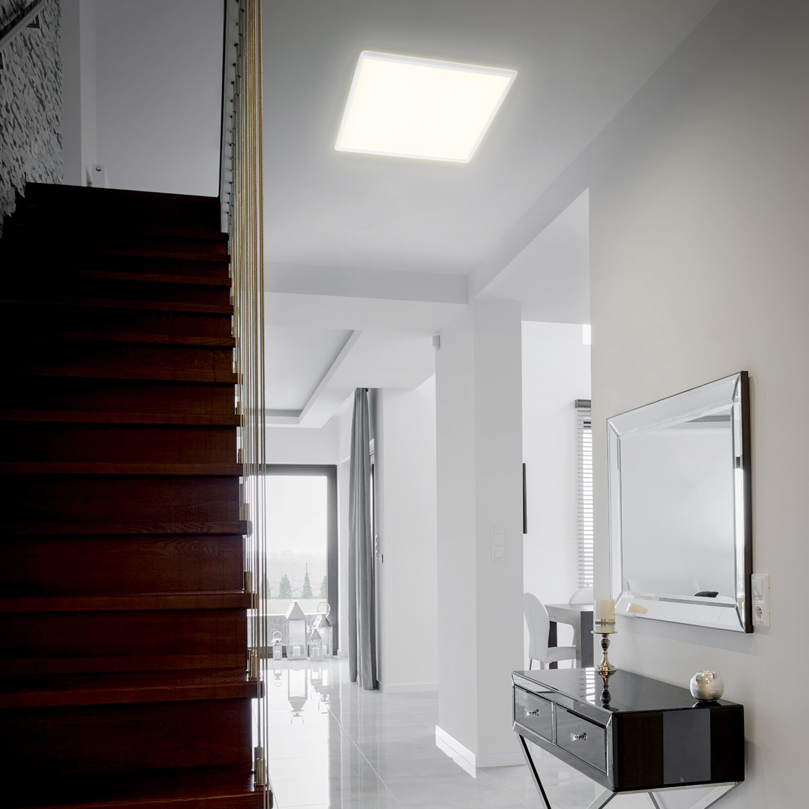 Moderne led-plafondlamp in een elegante, lichte woonkamer, van onderaf gezien.