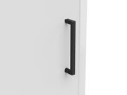 Nahaufnahme eines schwarzen, modernen Türgriffs an einer weißen Oberfläche, seitliche Perspektive.