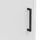 Nahaufnahme eines schwarzen, modernen Türgriffs an einer weißen Oberfläche, seitliche Perspektive.