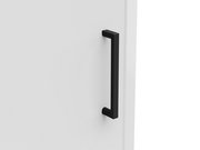 Nahaufnahme eines schwarzen, modernen Türgriffs an einer weißen Oberfläche, seitliche Perspektive.