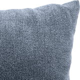 Nahaufnahme eines blauen, texturierten Sofakissens in einer Eckeansicht.