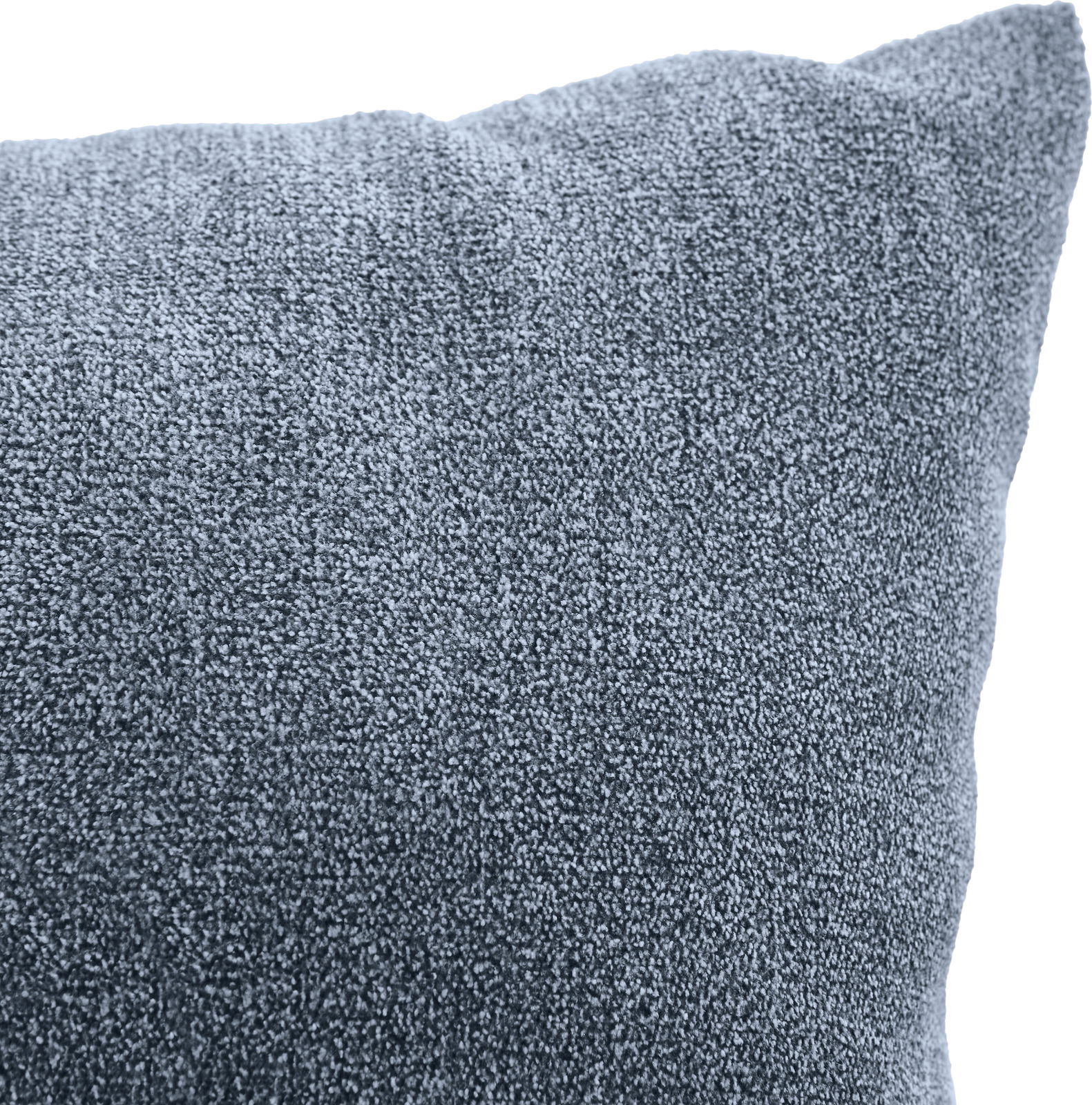 Nahaufnahme eines blauen, texturierten Sofakissens in einer Eckeansicht.