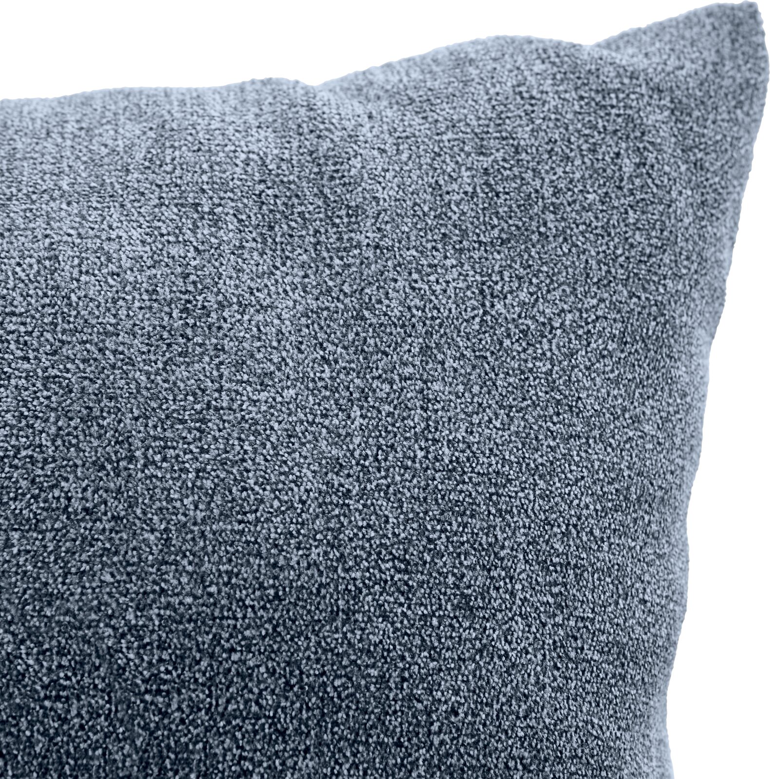 Nahaufnahme eines blauen, texturierten Sofakissens in einer Eckeansicht.