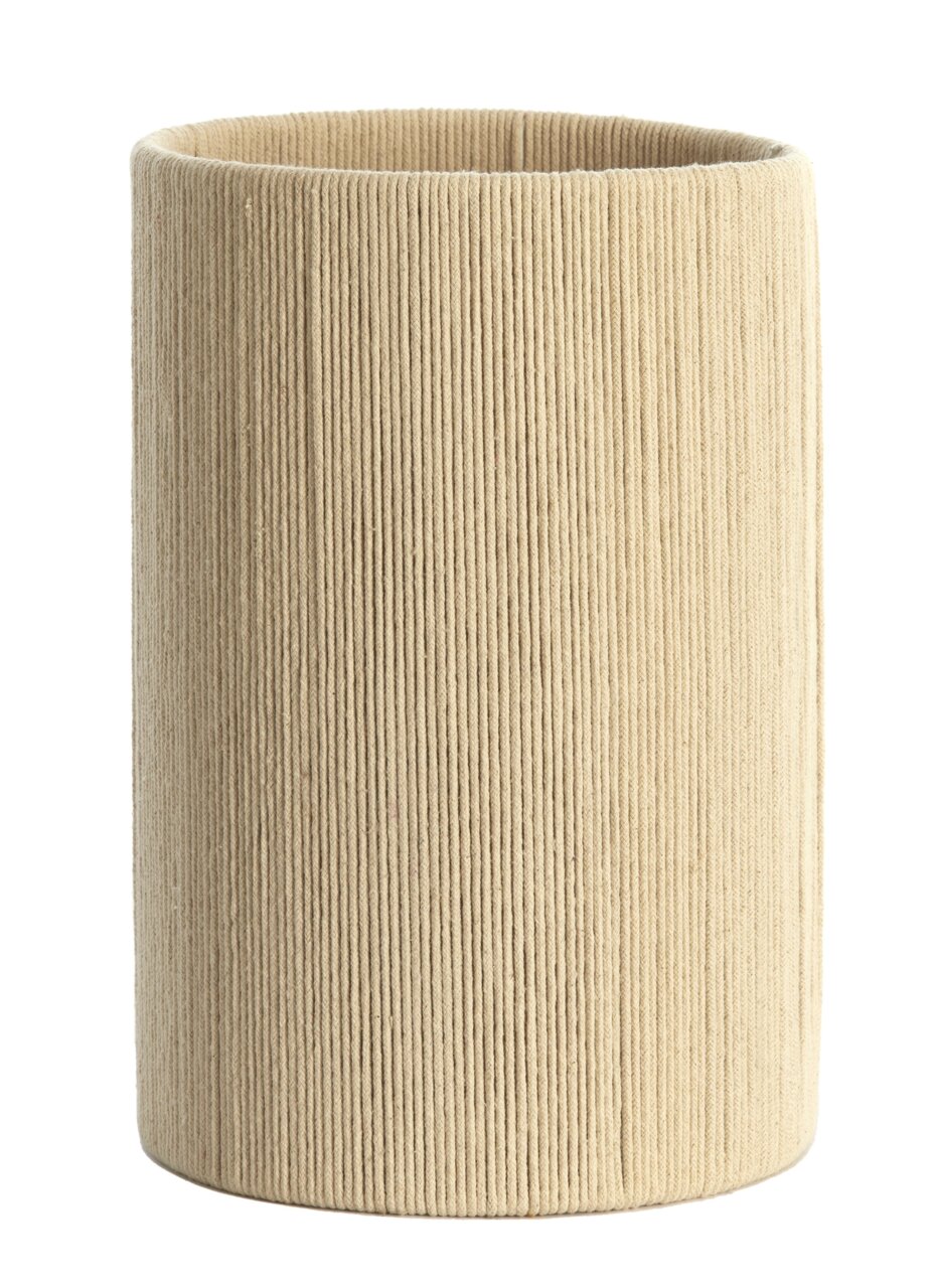 Zylindrischer, beige-farbener Lampenschirm mit gerippter Textur, seitliche Perspektive