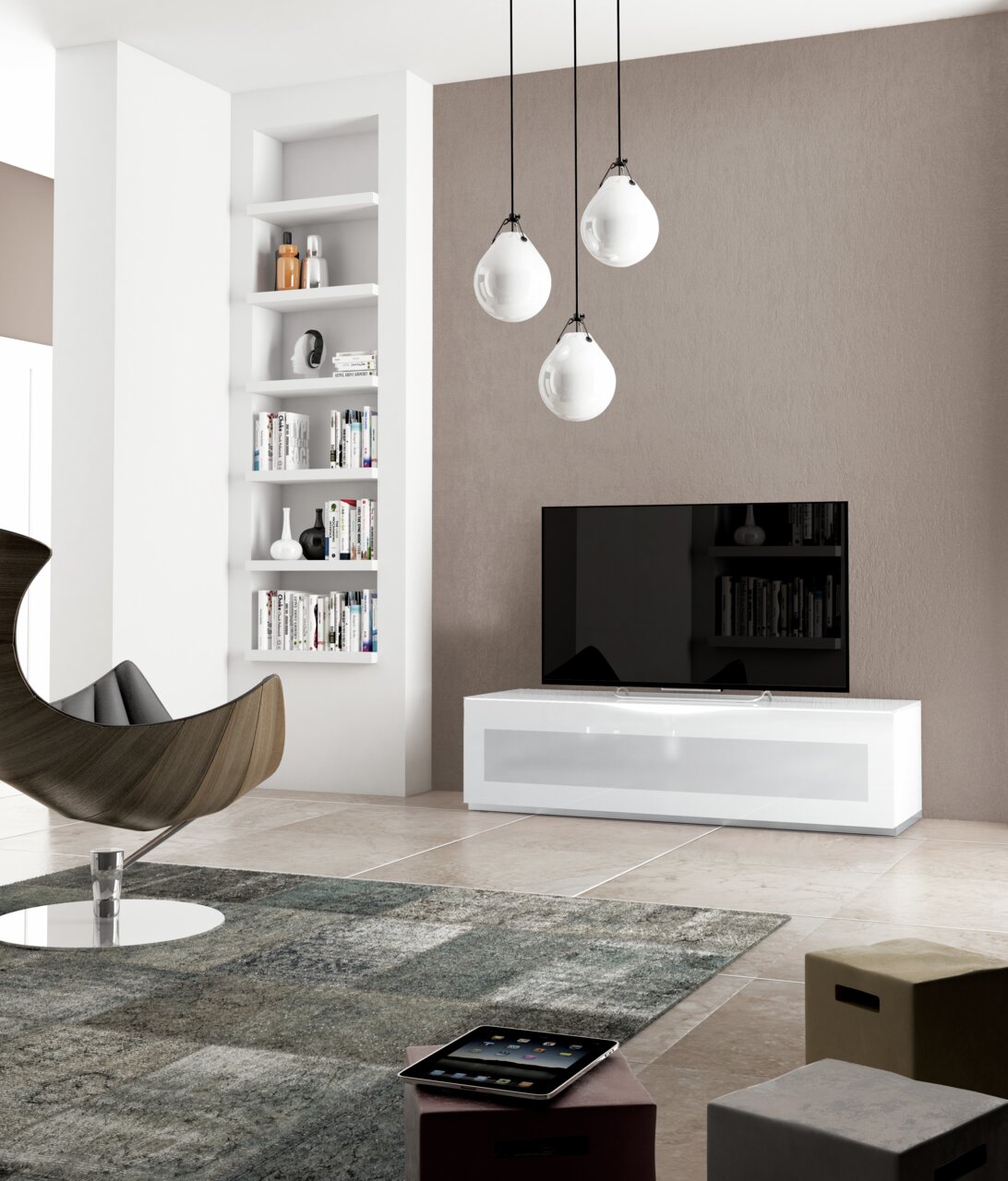 Modernes Wohnzimmer mit TV-Lowboard in Weiß, frontal betrachtet, mit hängenden Lampen und Bücherregal im Hintergrund.