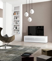 Modernes Wohnzimmer mit TV-Lowboard in Weiß, frontal betrachtet, mit hängenden Lampen und Bücherregal im Hintergrund.