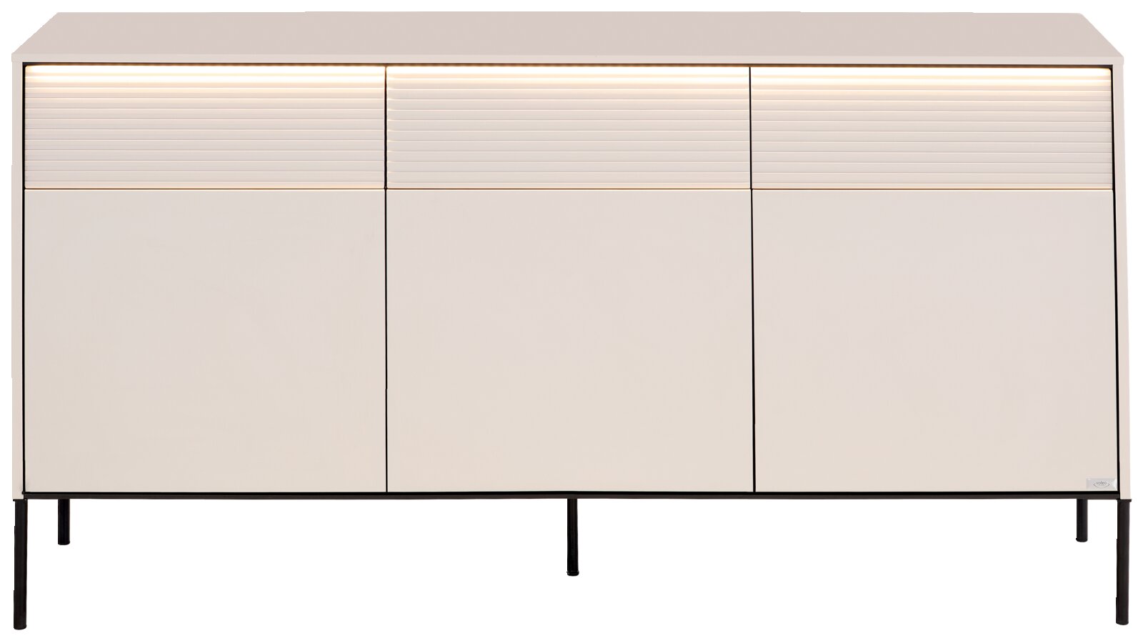 Modernes Sideboard in Weiß mit drei Türen und geriffeltem oberen Frontband, auf schwarzen Metallbeinen, Frontalansicht.