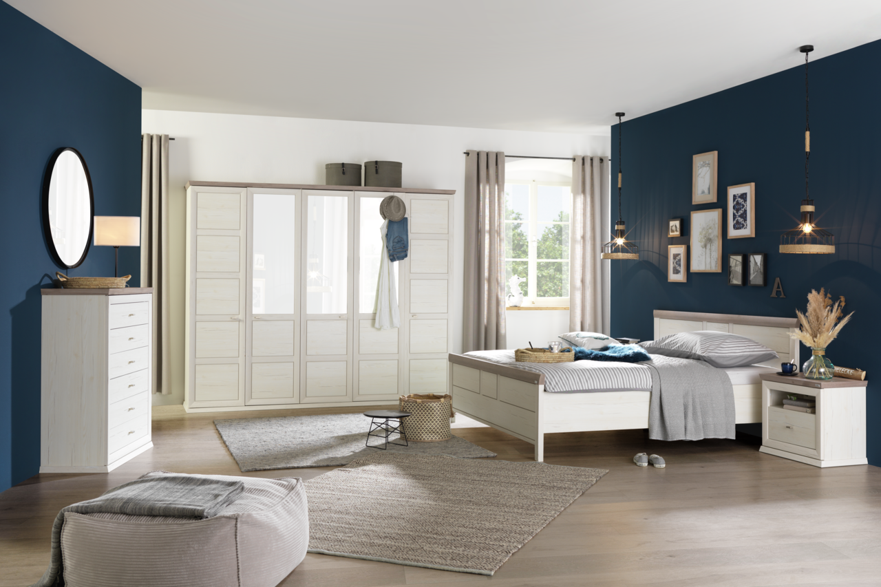 Helles Schlafzimmer mit einem 5-türigen Drehtürenschrank CAMRON, Bett und Kommode in einem modernen, gemütlichen Design. Perspektive: Frontalansicht des Schranks.