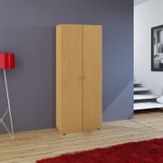 Schlichter, hoher zweitüriger Kleiderschrank in heller Holzoptik mit kleinen Metallknäufen, frontale Ansicht im Wohnraum vor grauer Wand.
