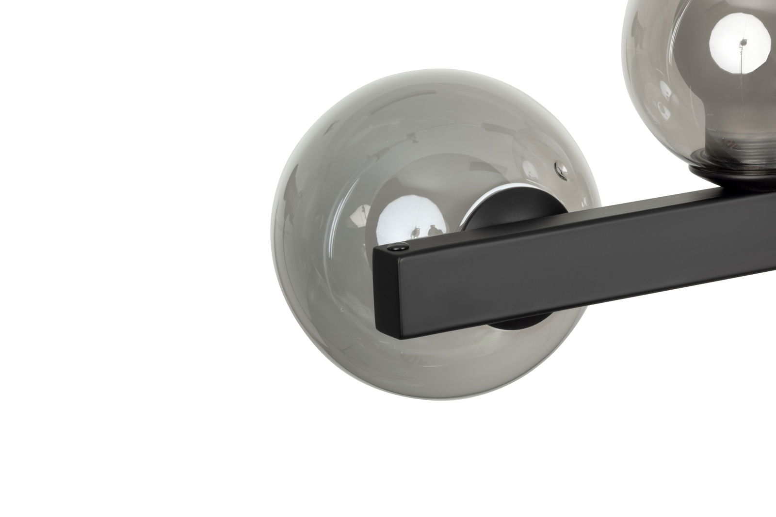 Nahaufnahme einer LED-Hängeleuchte mit schwarzem Metallarm und rauchgrauem Glaskörper, seitliche Perspektive.
